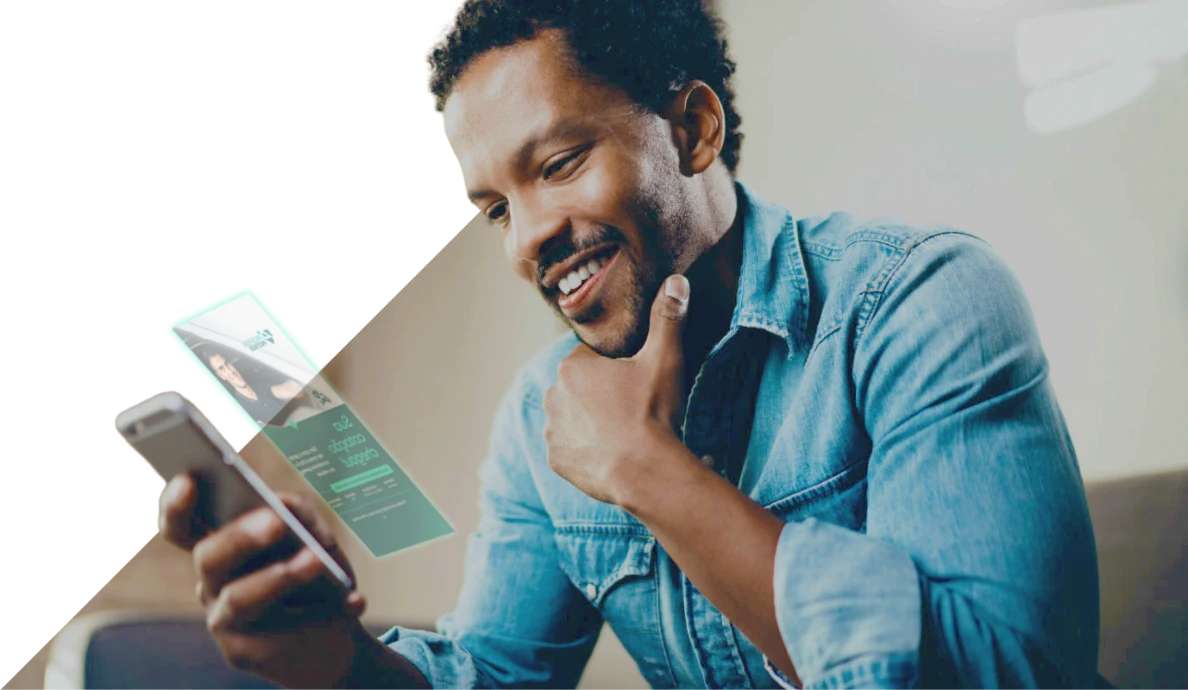 Homem feliz conferindo a cotação da proteção do seu veículo